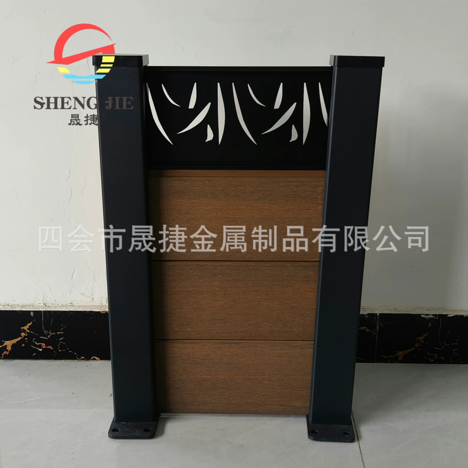 Забор двора сжимает забор без технического обслуживания