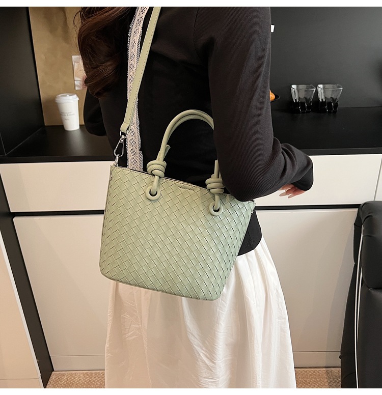 A simple and elegant bucket bag for women, a Korean-style single-shoulder bag for commuting to work in 2025, a new trendy and fashionable crossbody bag undefined