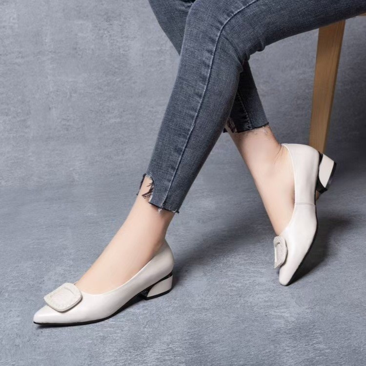 2026 nuevo primavera y verano zapatos de cuero suave zapatos de madres de mediana edad zapatos de suela plana para mujeres con suela suave no cansada zapatos de pies