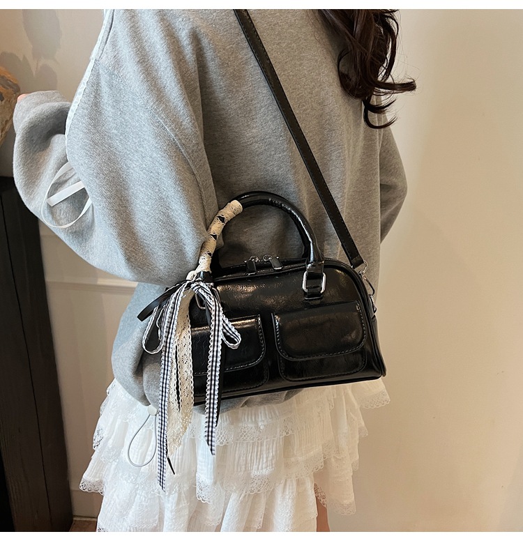 A trendy underarm bag for women in 2025, Korean version, Instagram Spring/Summer new fashion tote bag, versatile and large-capacity commuting bag undefined