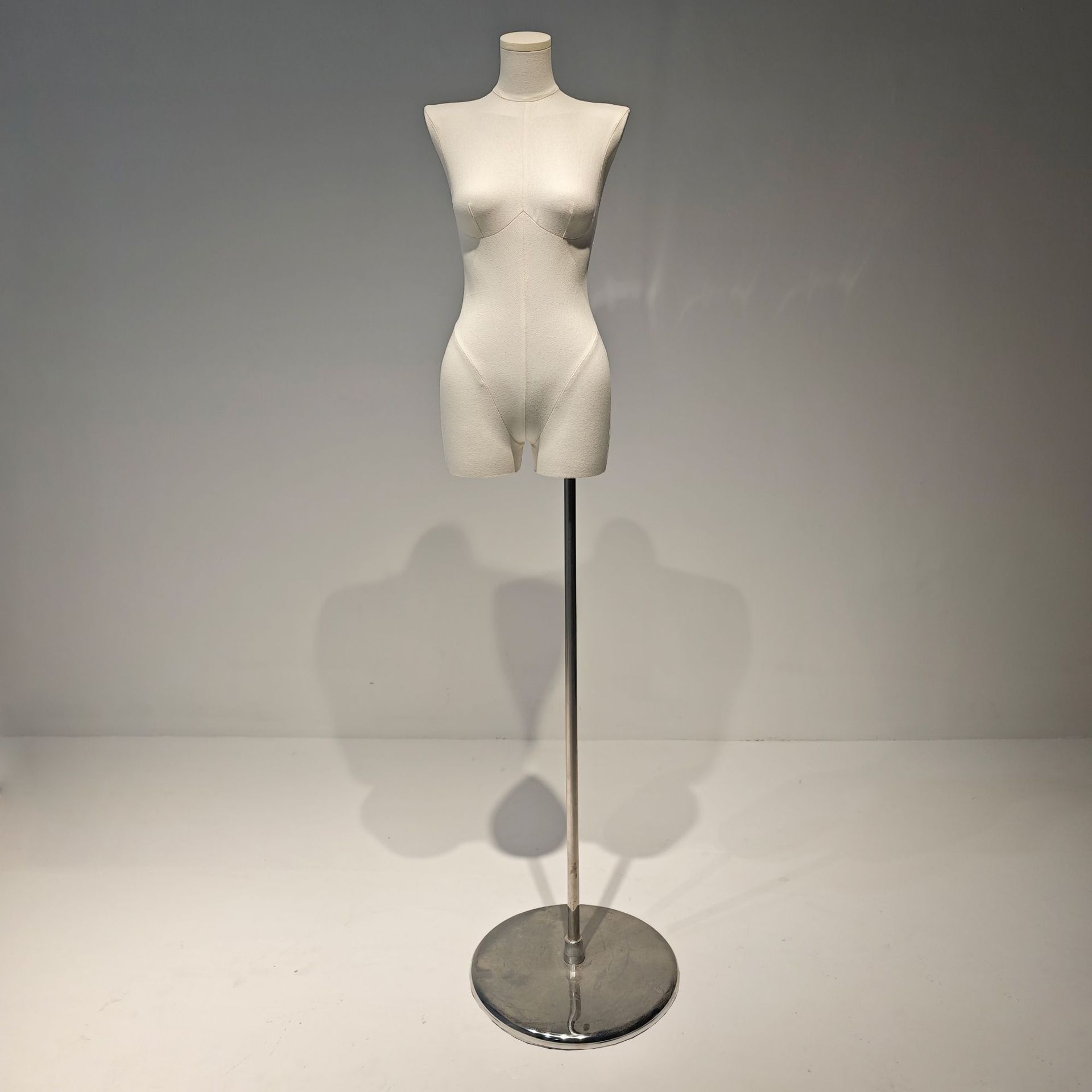 Modelo de hombro plano de piernas divididas estante de exhibición de ropa tienda de ventanas maniquí plataforma de cinco caras modelo de cabeza modelo de vestido de boda accesorios femeninos