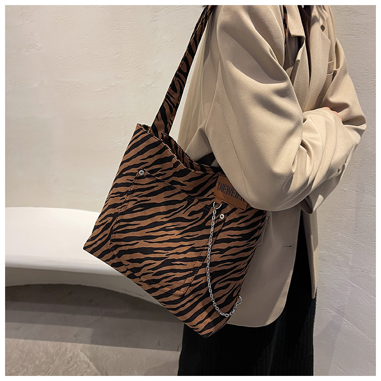 Bag 2021 New Trendy Autumn And Winter Retro Zebra Pattern Fashion Large-capacity One-shoulder Tote Bag display picture 4