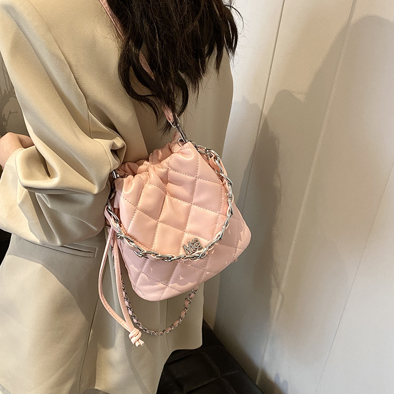 2024 primavera nuevo pliegue bolso de cubo de color sólido nicho de diseño de moda bolso de hombro universal bolso de estilo coreano