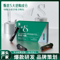 スーパーモデルのまぶしい腹の燃える瓶のプラティの小さいブラウンの瓶の馬甲はナシの果実のサボテンの植物の飲み物を飲んで加工します。