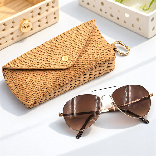 Scratch-resistant and wear-resistant PU leather sunglasses case for men and women, foldable sunglasses storage bag, suitable for business and casual light travel.
