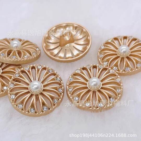 Wholesale high-end metal button flower-shaped button hollow fashion retro exaggerated Chanel style Button Lady Diamond