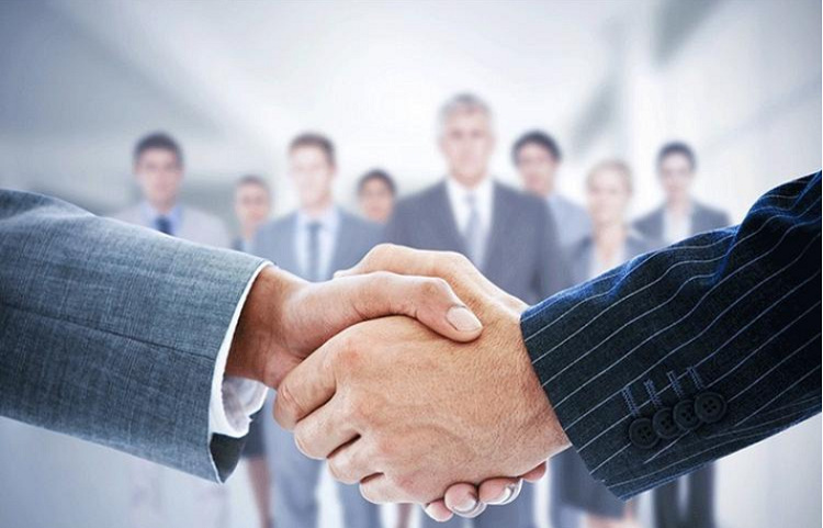 Máquina de aspiración de vacío de presión positiva y negativa máquina de recubrimiento de película protectora de placa de puerta sin pintura máquina de aspiración de paquete blando de calentamiento inferior de doble estación