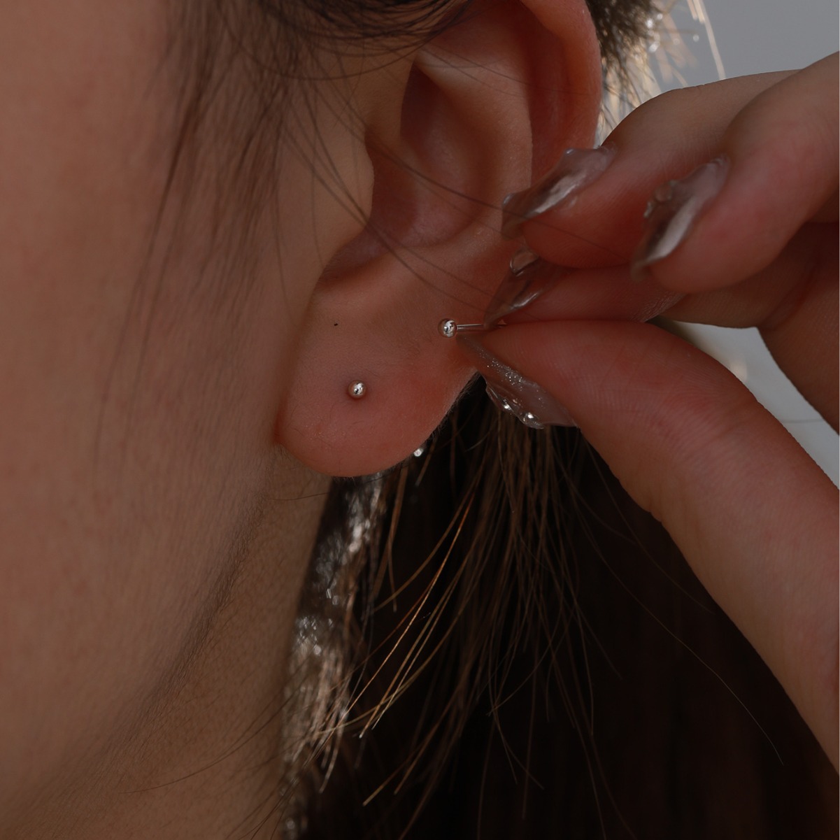 Joyería Xuping pendientes dorados, pernos de orejas de bolas brillantes, mini pernos de orejas coreanos al por mayor para mujeres