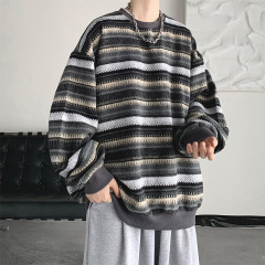 レトロなストライプのパーカーの男性の春のファッションは、ゆったりとした丸首の上着を着ます。