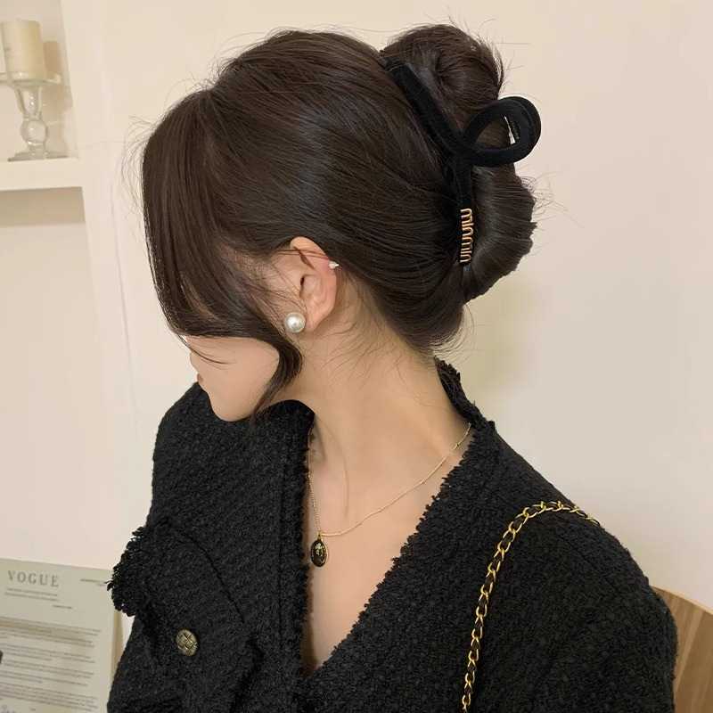 Clip de tiburón negro Clip de agarre de sentido avanzado femenino Horquilla grande en la parte posterior de la cabeza 2025 nuevo clip para el cabello tocado rasgador para el cabello