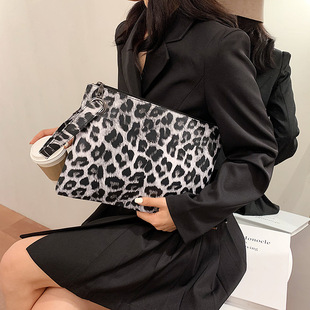 Spring ins Super Fire Clutch Bag Women's 2021 Trendy Korean Style Leopard Print Elegant Retro Hong Kong Style Fashionable Hand Bag