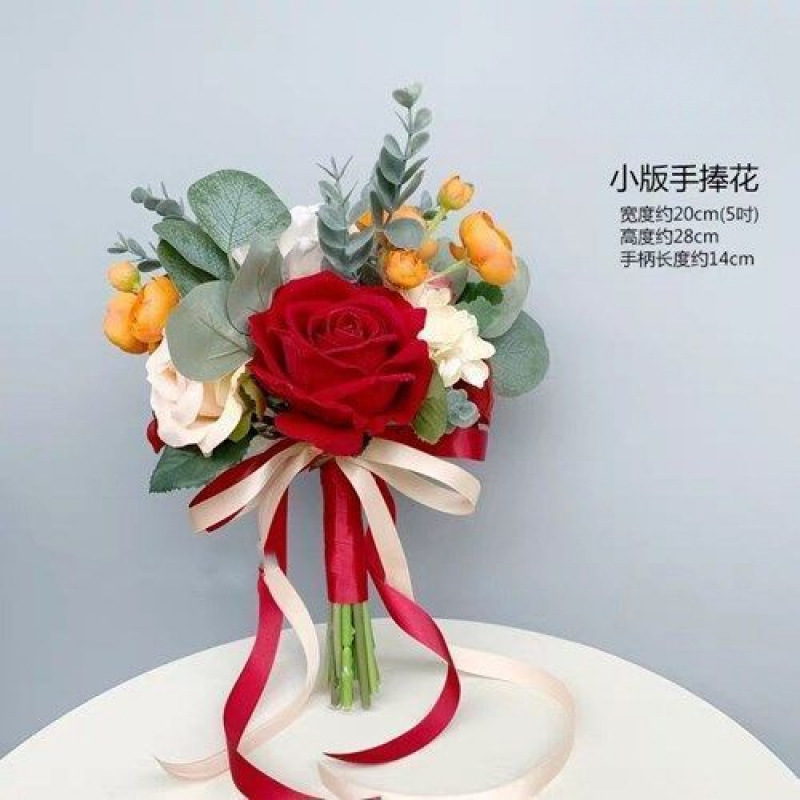 手に花を持つ新婦の韓国式結婚式の領収書のシミュレーションの花束の森系のウェディングドレスの撮影の道具の手に花をささげます。|undefined