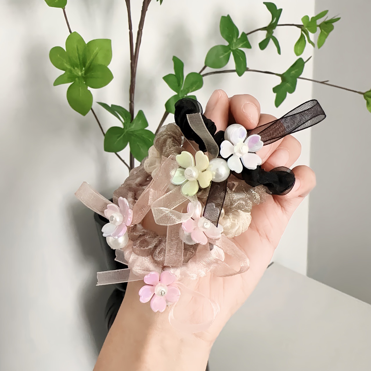 화려한 꽃 리본 머리끈 색상은 균일하게 분포되어 있습니다.