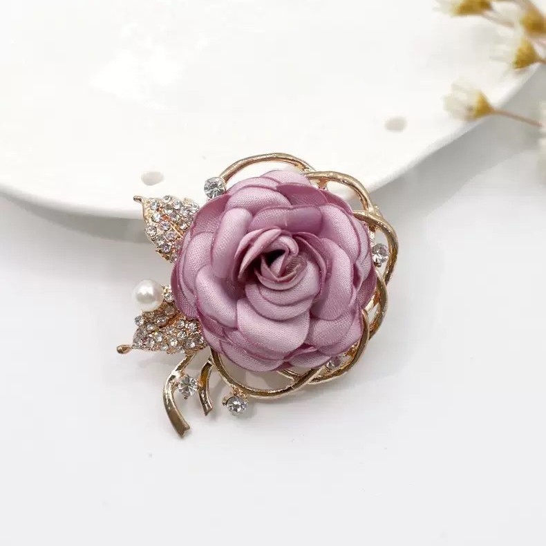 Elegante Rosenbrosche im koreanischen Stil für Anzugjacken und Mäntel – modisches Accessoire mit Kamelienmotiv_voghion.com