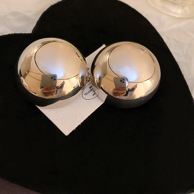 La aguja de plata rayó los pendientes europeos y americanos del semicírculo del metal de la industria pesada del diseño de los pendientes del nicho exageró los pendientes de alto grado para las mujeres