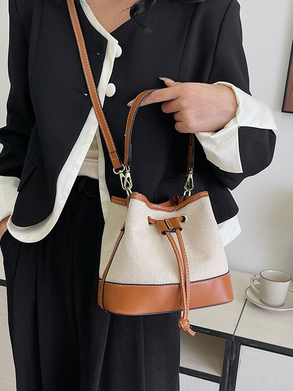 Bolso tote tipo cubo de lona con bloques de color para mujer, nuevo modelo de comercio exterior, bolso de hombro cruzado con cordón texturizado estilo moda urbana.