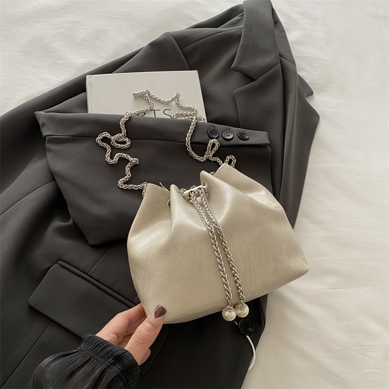 Bolso de balde popular de este año para mujeres 2024, nuevo bolso de cadena de diamante de moda, bolso de alta calidad, textura versátil, mochila pequeña.