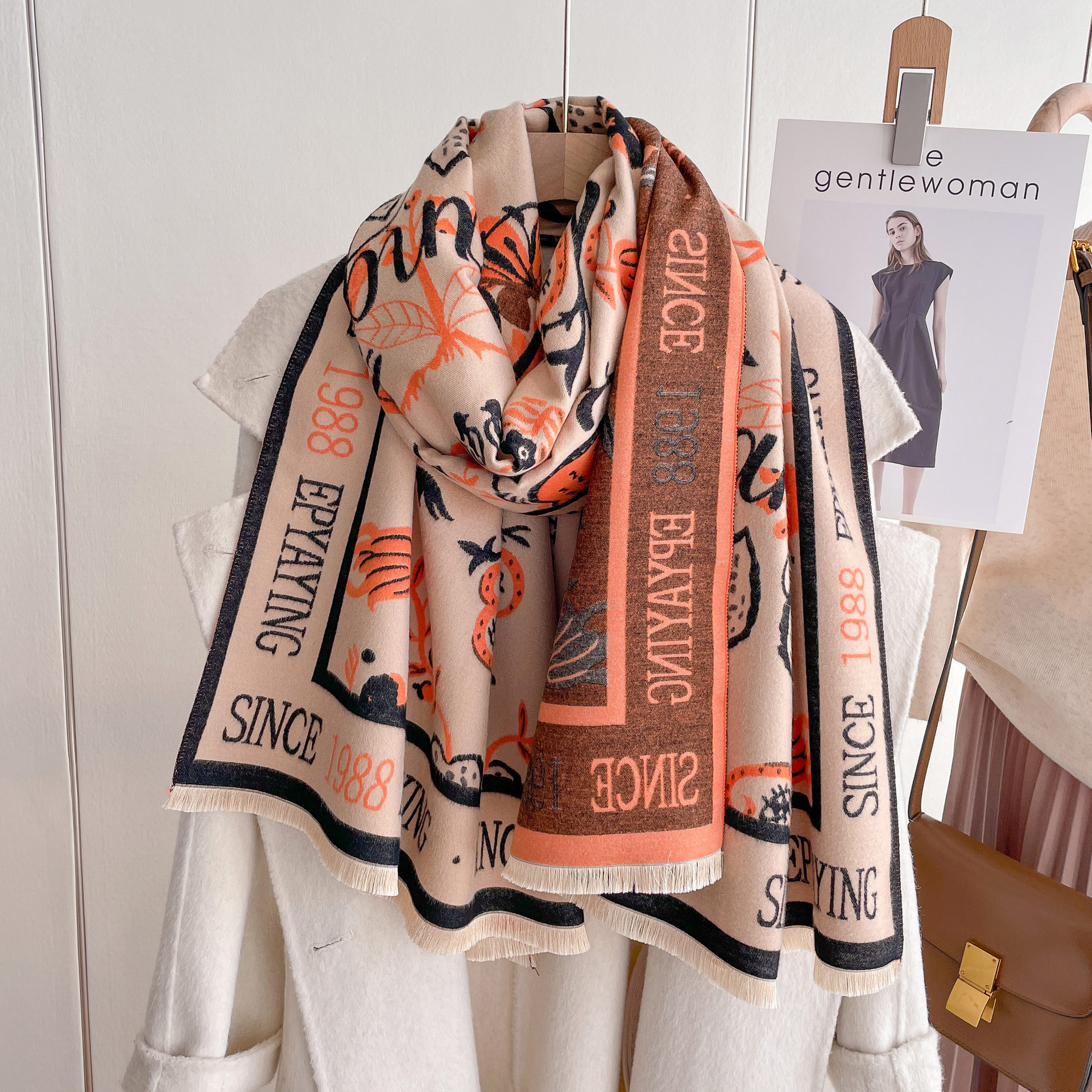 Dam höstscarf i imitationskashmir med blommönster sjal_voghion.com