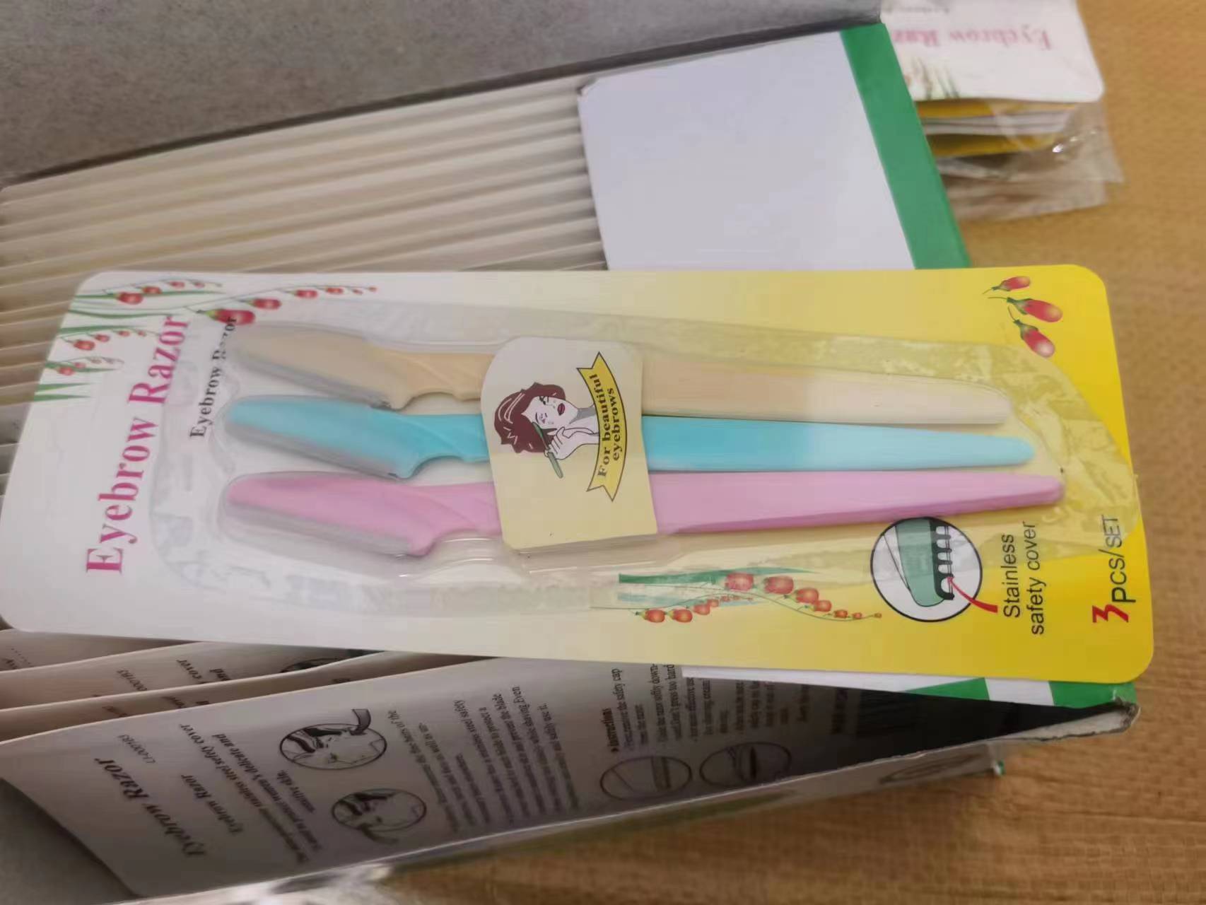 Tinkle set de cuchillo de cejas de tres colores cubierta de seguridad de acero inoxidable cuchillo de cejas portátil artefacto de cejas explosivo transfronterizo