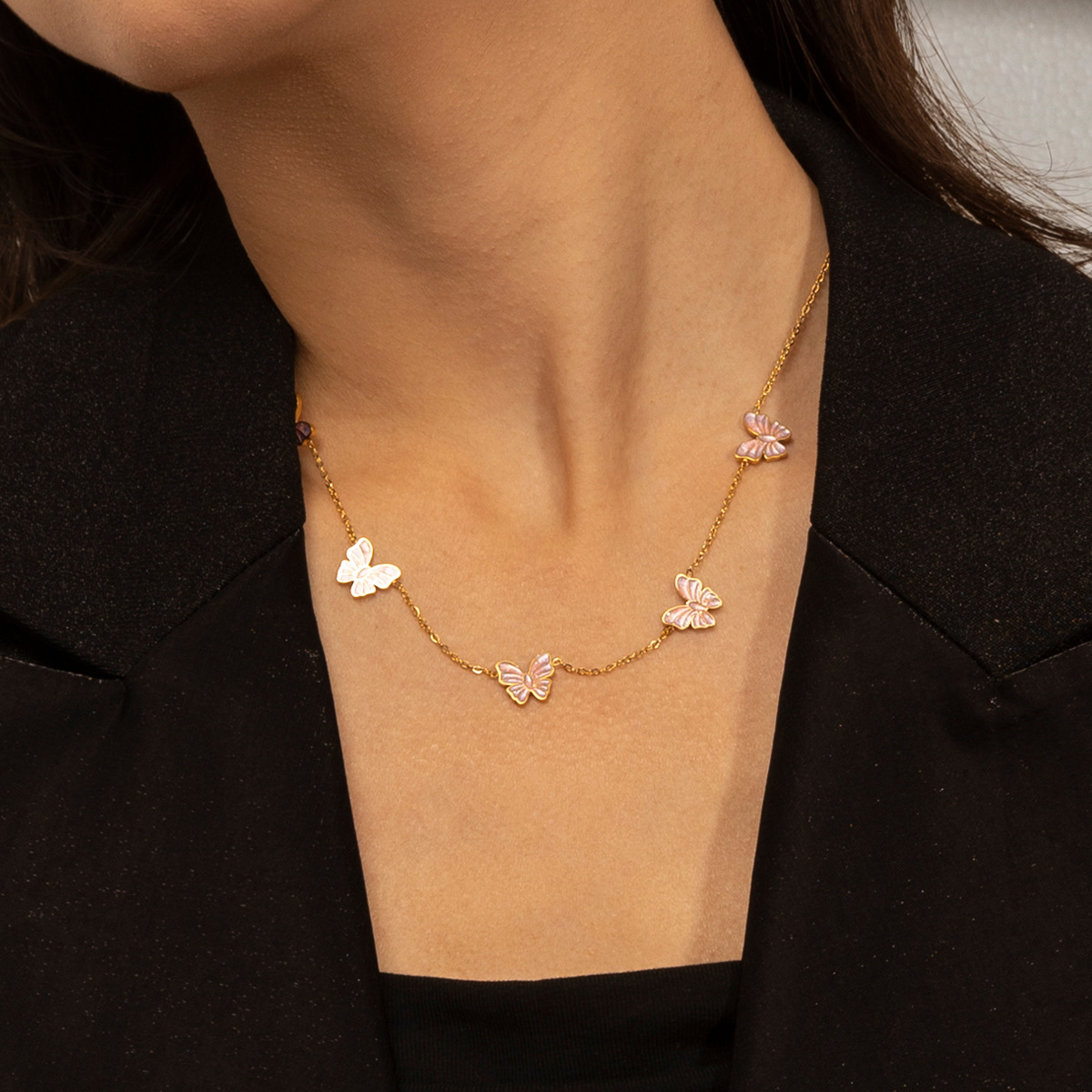 Collar de acero inoxidable TENA Europa y los Estados Unidos lujo ligero nicho universal colgante de mariposa rosa cadena de clavícula no se desvanece mujeres transfronterizas
