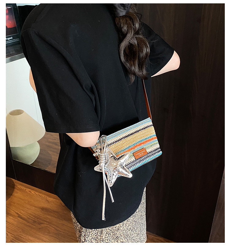 This year, the rainbow woven small bag is in vogue. It's a new summer model for girls in 2025, a trendy single-shoulder bag with contrasting colors and a crossbody bag full figure