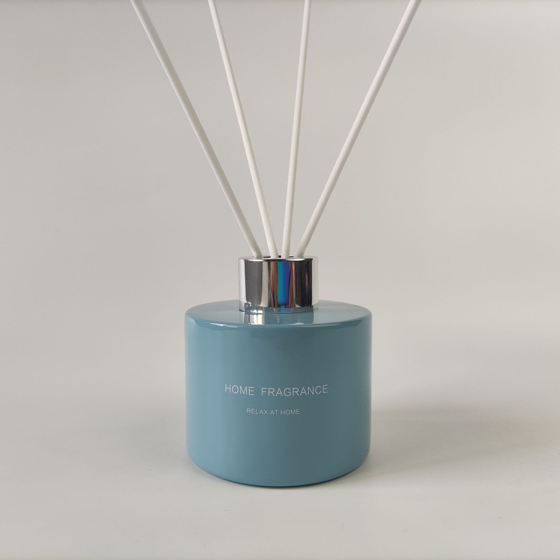 En stock al por mayor 100mL boca de tornillo de gama alta botella de aromaterapia cilíndrica sin fuego botella vacía avanzada botella de aromaterapia montada en el automóvil con tapa