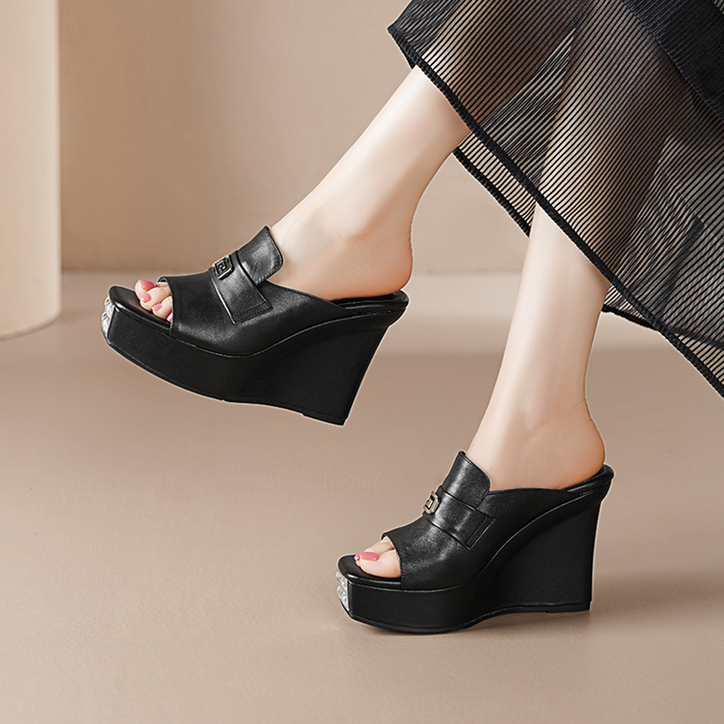 Sandal cao gót nữ mũi cá hở ngón, đế dốc dày da bò, gót 10.5 cm — Lời bài hát: Black (Sheep Flip)