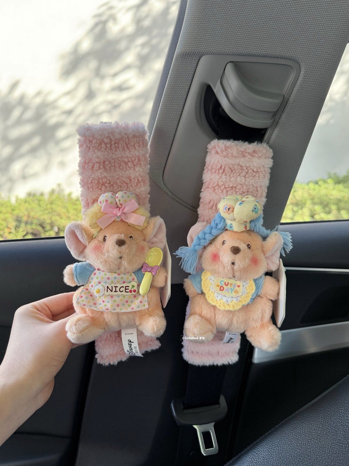 Authentic Disney Winnie the Pooh Car Seatbelt Shoulder Pad Flower Bouquet Winnie the Pooh Couple Car Interior Anti-Neck Strain Protector