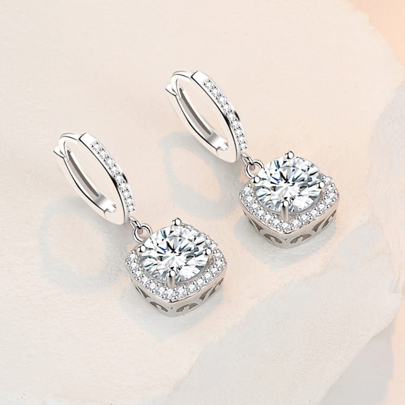 fashionable shiny pendant with zircon
