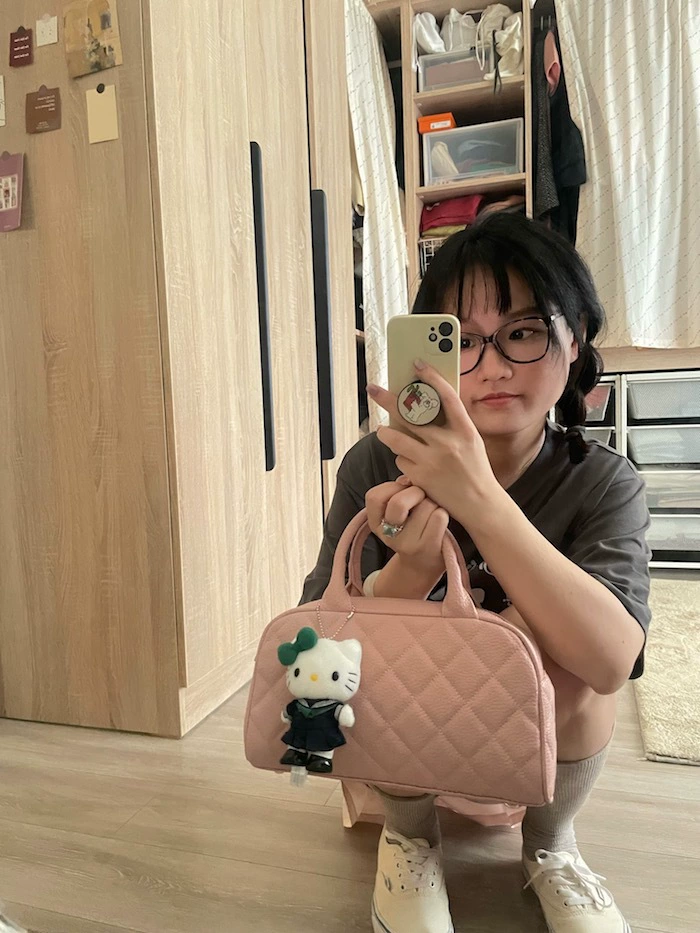 Small demi-season shoulder bag with diamond pattern, Chanel style