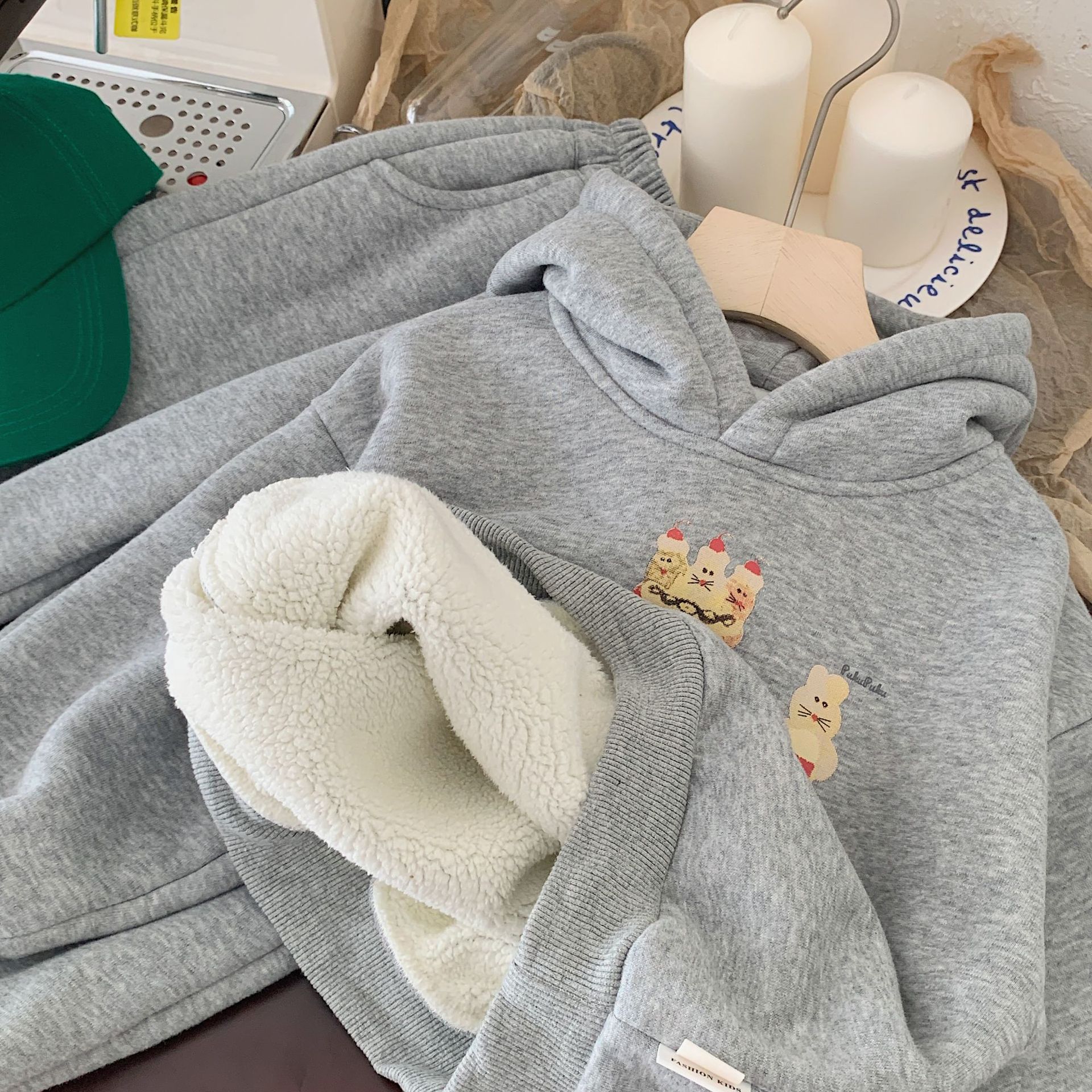 Kinder 2023 Bangcheng Winter Edition Koreanische Jungen-Mädchen-Pizza-Kapuzen- und Samtpullover-Zweiteiler_voghion.com