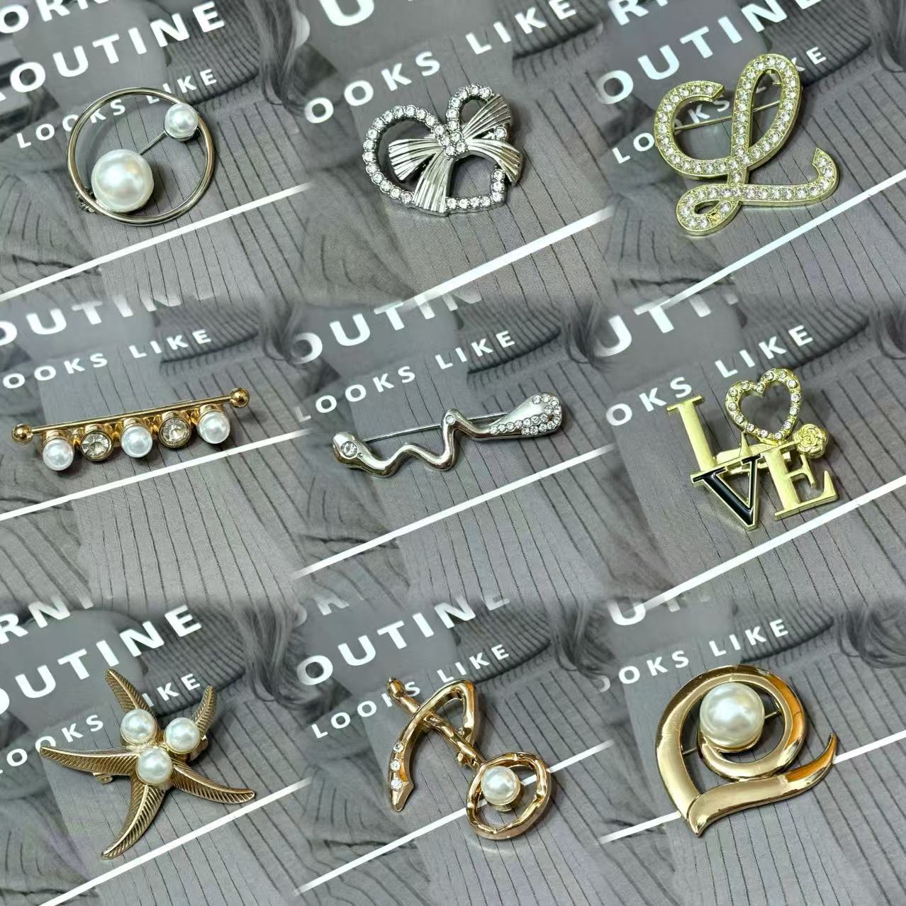 带钻珍珠英文字母胸针ins风轻奢礼服西装配饰合金时尚别针外套胸