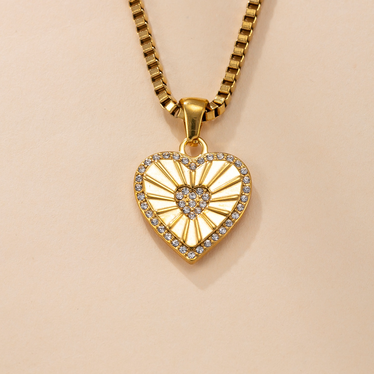 Colgante único Joyas de fundición de acero inoxidable transfronterizas Amor collar de diamantes con incrustaciones de micro temperamento accesorios de joyería de bricolaje de lujo ligero