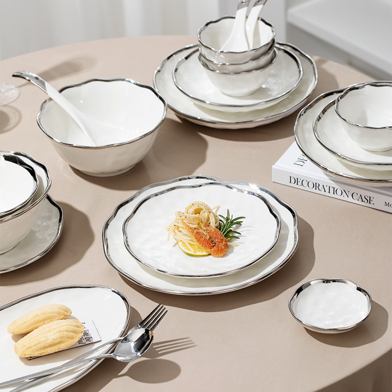 Luz de lujo Borde de plata tazón de cerámica y plato de alto grado martillo patrón vajilla traje hogar inauguración regalo tazón y plato traje al por mayor