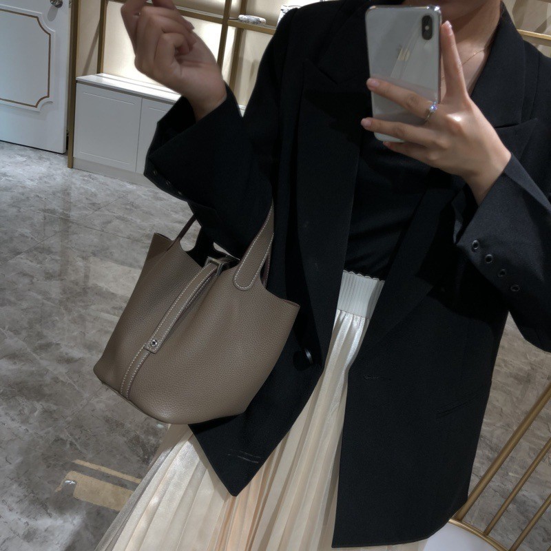 2022 nuevo color a juego bolsa de cesta de verduras bolso de cubo de piel de vaca patrón de Litchi primera capa de piel de vaca simple bolso portátil de mujer