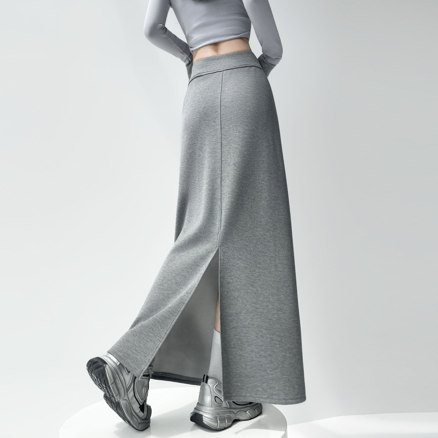Light gray sporty midi skirt for women, new spring and autumn style, 2026, high-waisted, slimming, flowing A-line, slit, bodycon long skirt.