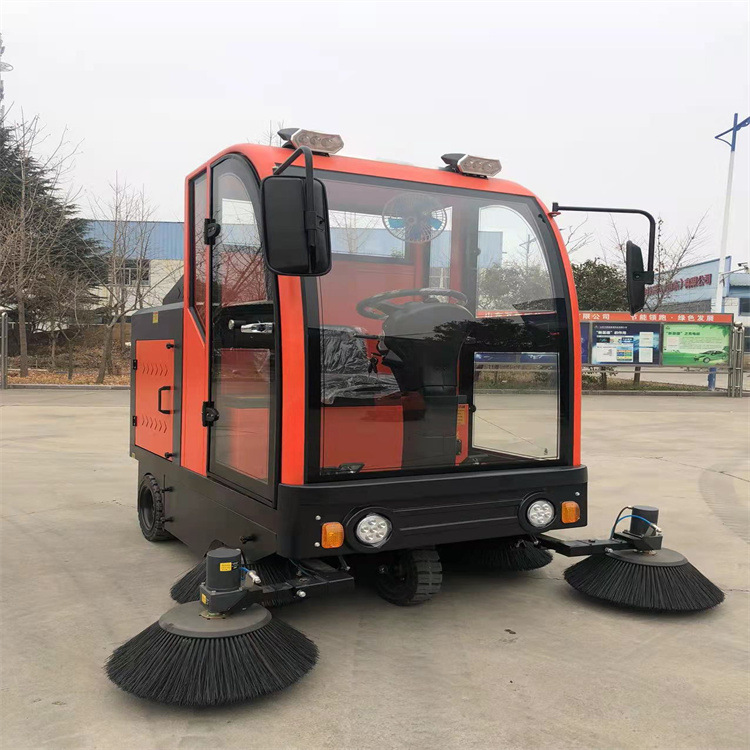四轮吸尘洗地机 厂区车间路面清扫车 物业景区消毒电动扫地车