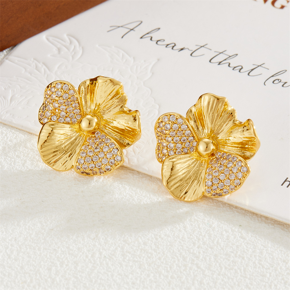 Fashionable retro earrings