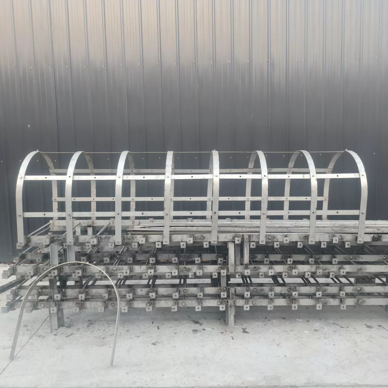 沧州厂家不锈钢爬梯护笼井口基坑屋顶登高检修镀锌钢爬梯批发