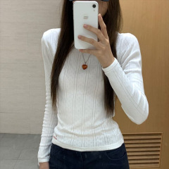 筋肉感ジャカードの白いボトムシャツの女性秋冬の新型高級感の中に、スリムな長袖の上着が見えます。