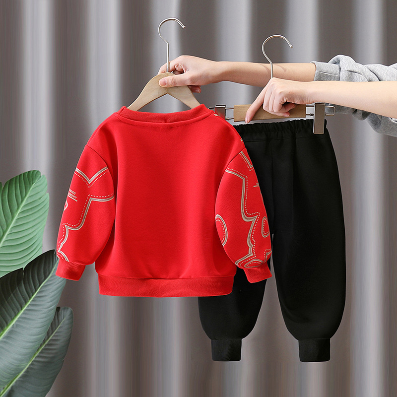 7767 traje de suéter rojo para niños 2025 nuevo estilo primavera y otoño casual de dos piezas ropa de primavera de moda para niños