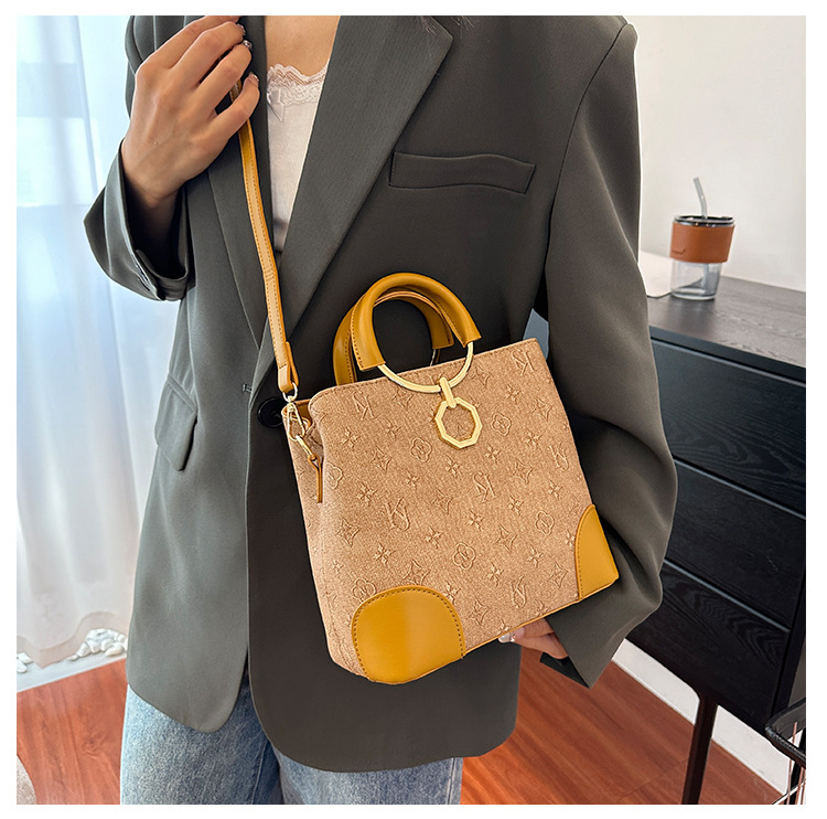 1029g Weight Polyester Lining Material Zipper Closure Type Single Shoulder Strap Strap Type Crossbody Bag Bags Type Casual, Daily, Shopping Occasion Pu Leather Material Letter Pattern All Seasons Season Women's Gender Classic Style Style Bucket Shape Women's Pu Leather Letter Classic Style Bucket Zipper Crossbody Bag 4