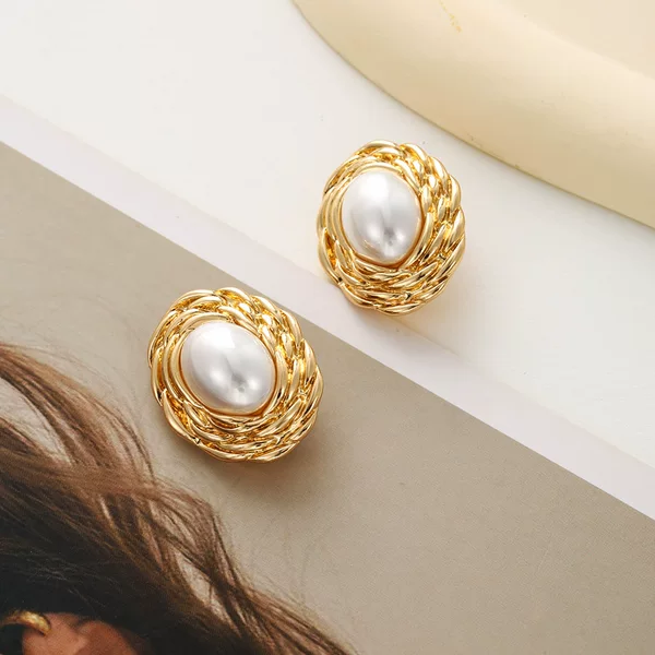 Light Luxury Style Jennie Same Style Non-Pierced Ear Clips Retro Oval Pearl Earrings for Women Chanel Style Autumn and Winter Earrings