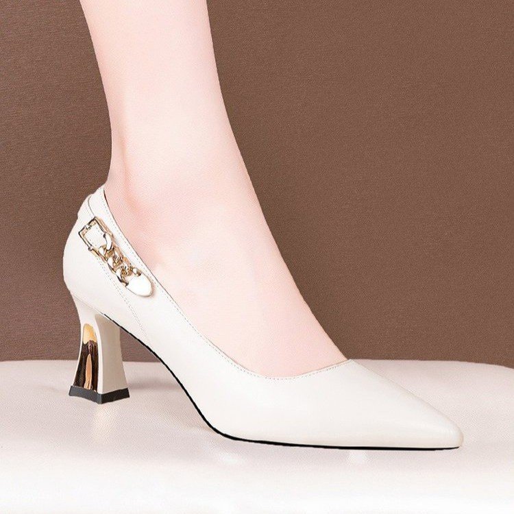 Zapatos de cuero de tacón grueso poco profundo, primavera 2025, nuevos zapatos de mujer profesionales versátiles de punta puntiaguda, de cuero suave, color negro.