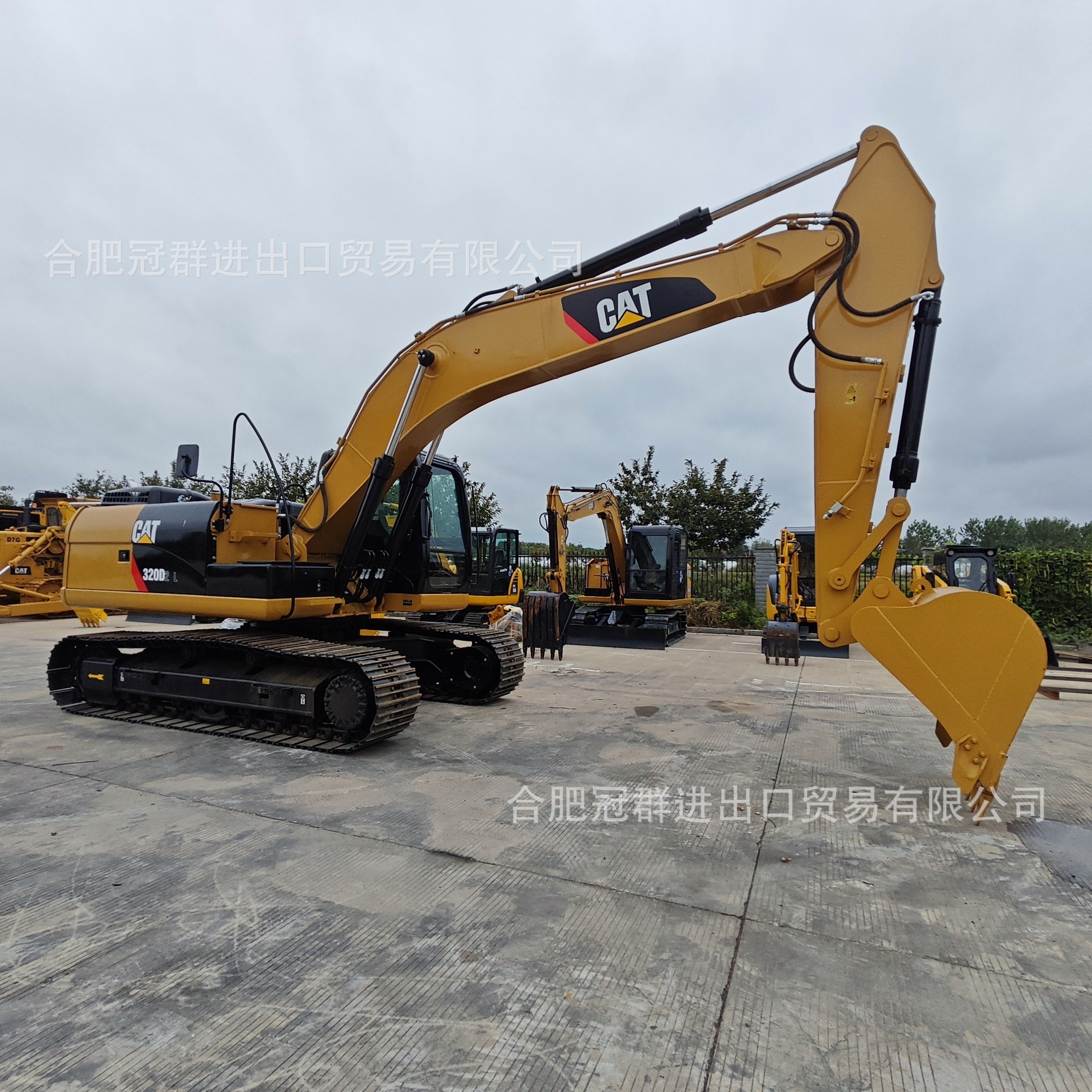 Excavadora de orugas CAT320D para todo terreno con una máquina multifuncional