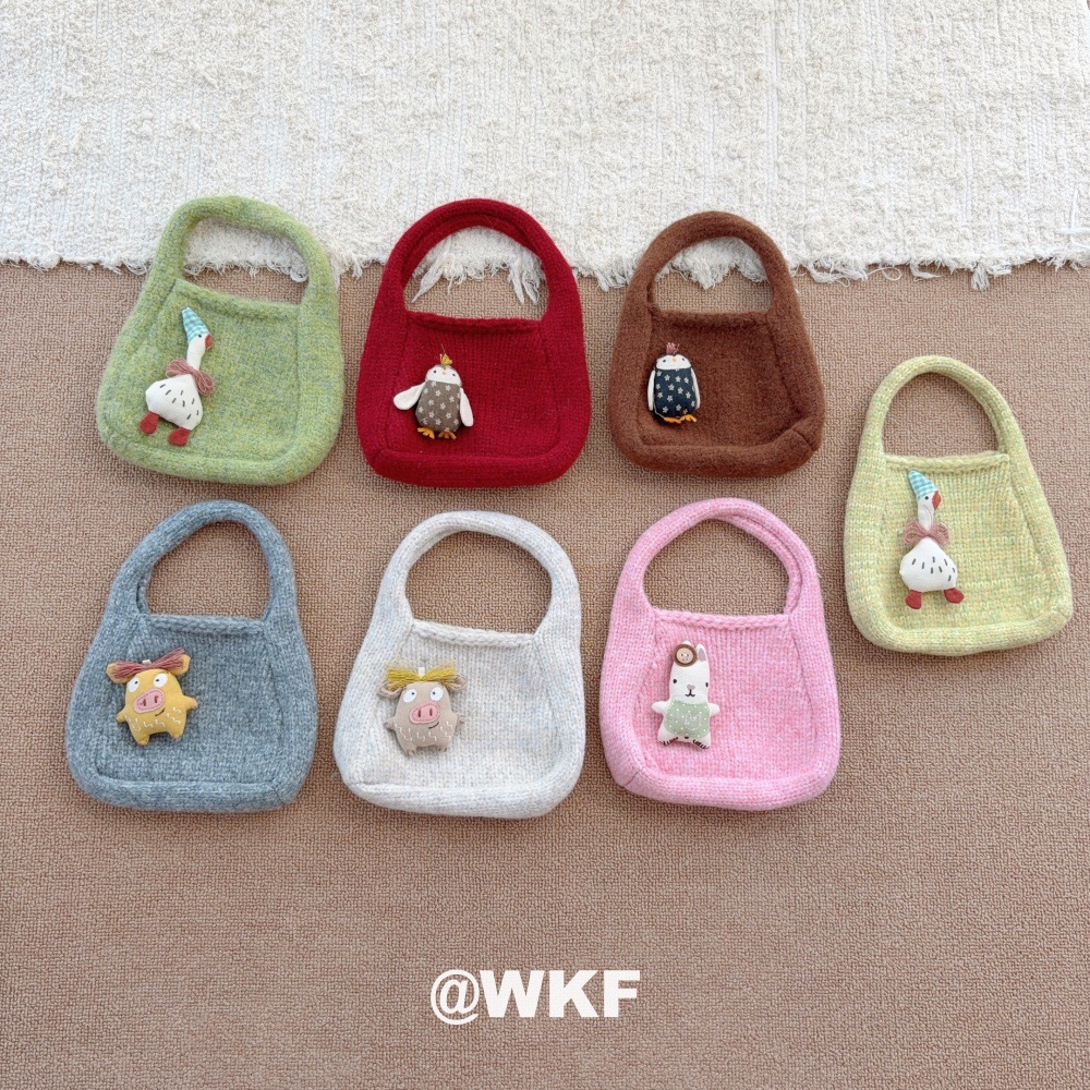 Autumn and winter children's knitted bag, featuring cute cartoon designs, a small hand-held bag for outings, versatile and stylish, a knitted purse for carrying small items