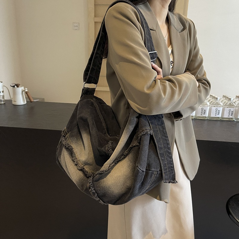 Bolso de mezclilla casual de gran capacidad al estilo de Hong Kong para mujer 2024 nuevo bolso de mensajero ligero y versátil de moda bolso de hombro de cercanías