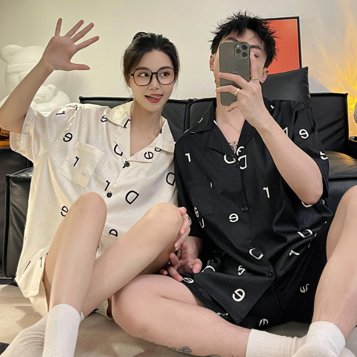 Verano de mangas cortas pareja pijama de seda de hielo delgada para hombres seda real engordada con un conjunto de ropa de casa de verano