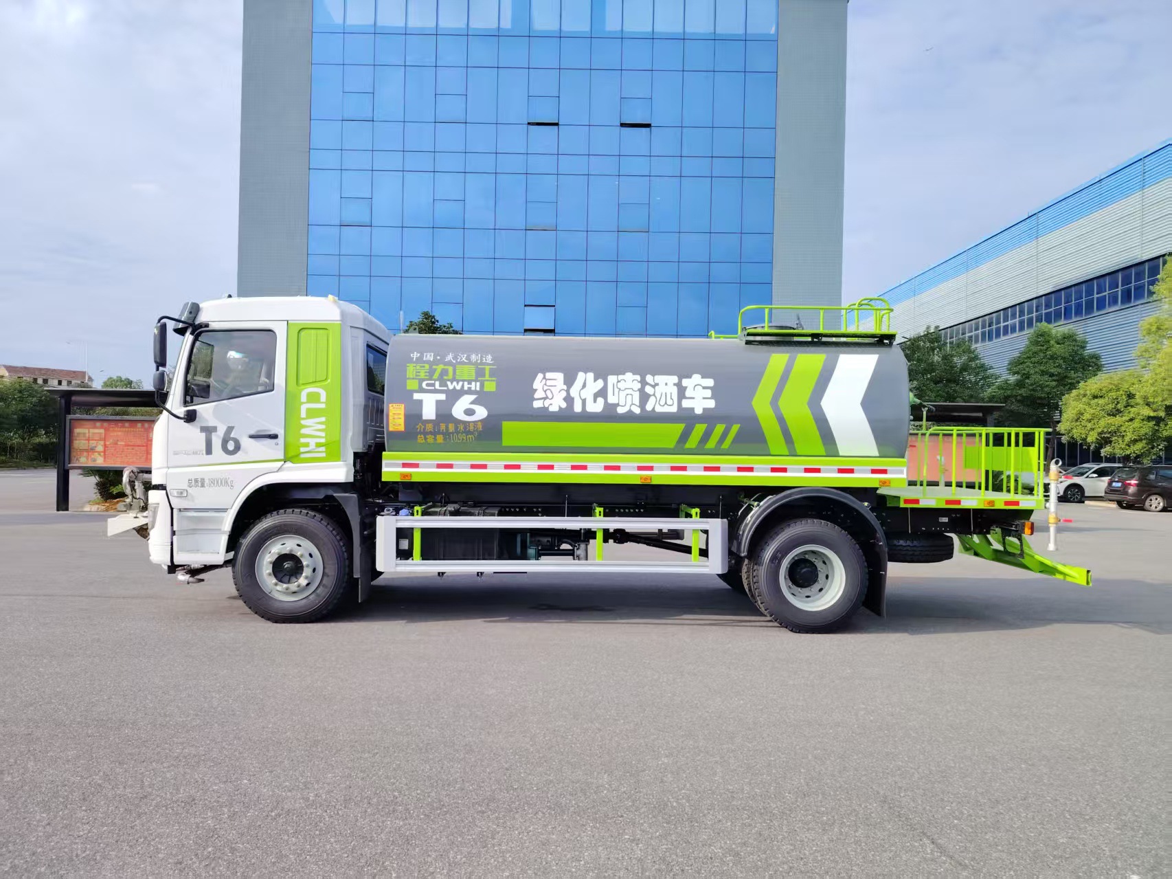 Chengli sprinkler truck manufacturer, Shacman Delong 12-ton and 15-ton models available with optional front-mounted fog cannon for foreign trade