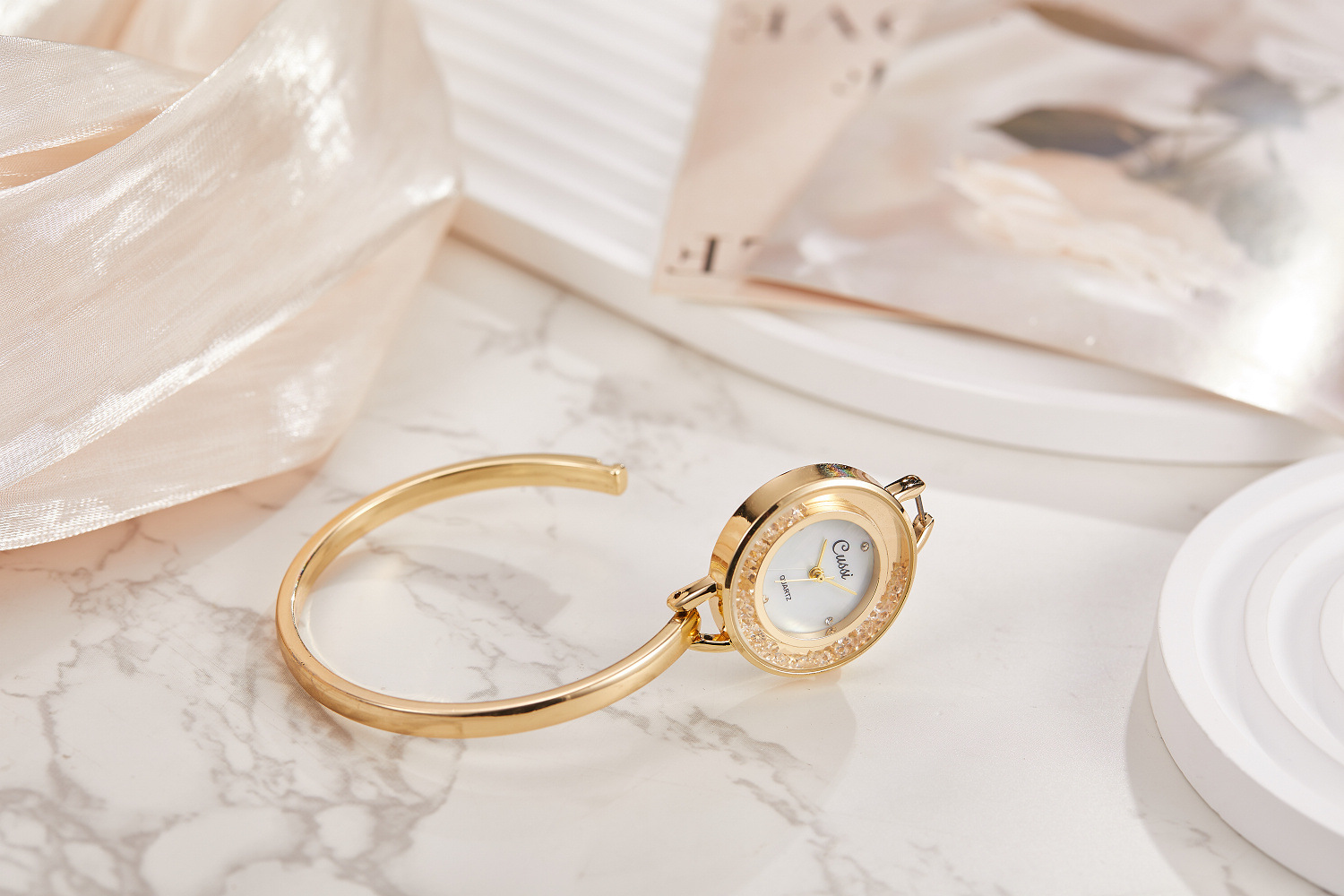 Orologio da donna elegante con bracciale traforato alla moda_voghion.com